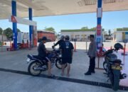 Polsek Ma’rang Monitoring Penyaluran BBM Bersubsidi di SPBU Laikang, Antrean Kendaraan Tetap Tertib