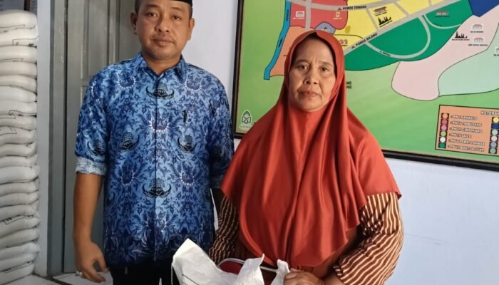 Lurah Bontoa Pastikan Penyaluran Beras Bantuan Pemerintah Tepat Sasaran