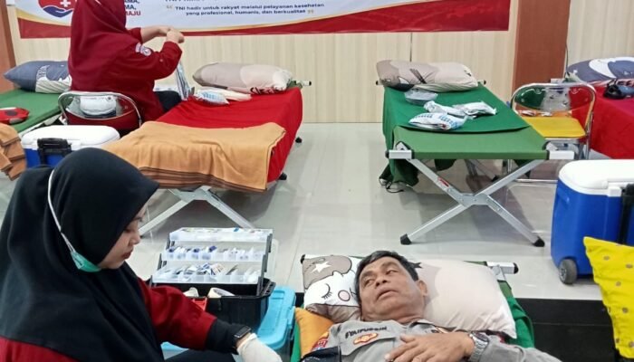 Personel Polres Pangkep Ikuti Donor Darah di Kodim 1421/Pangkep Dalam Rangka HUT TNI Ke-81 Tahun