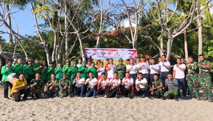 Peduli Lingkungan, Kodim 1603/Sikka Gelar Aksi Bersih Pantai Sambut HUT Ke-81 TNI