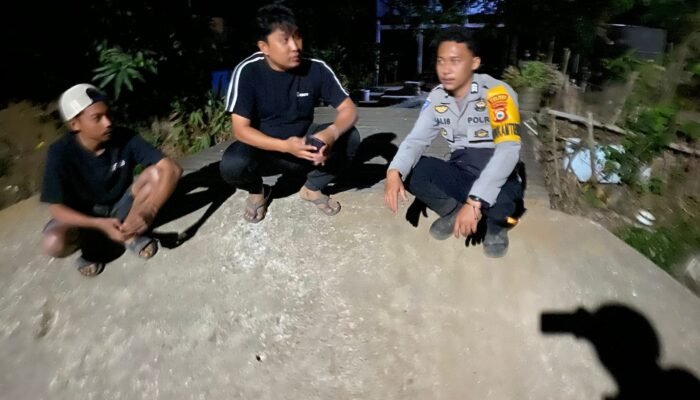 Bhabinkamtibmas Polsek Mandalle laksanakan giat sambang warga malam hari