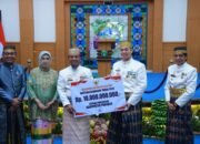 Sinergi Pembangunan Berkelanjutan, Gubernur Sulsel Hadiri HUT ke-66 Pangkep dan Serahkan Bantuan Rp10 Miliar