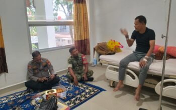 Wujud Sinergitas Tripika, Kapolsek dan Danramil Minasatene Besuk Camat yang Sedang Sakit