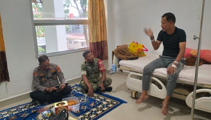 Wujud Sinergitas Tripika, Kapolsek dan Danramil Minasatene Besuk Camat yang Sedang Sakit