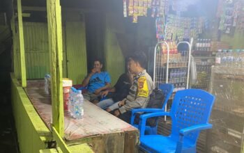Bhabinkamtibmas Polsek Mandalle laksanakan giat sambang warga malam hari