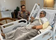 Wujud Kepedulian dan Solidaritas, Kapolres Pangkep Jenguk Wartawan yang Jalani Perawatan