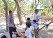 Bhabinkamtibmas Pulau Mattiro Uleng Sampaikan Pesan Kamtibmas kepada Pelajar  PANGKEP — Dalam upaya menjaga situasi keamanan dan ketertiban masyarakat (Kamtibmas) sekaligus mencegah kenakalan remaja, Bhabinkamtibmas Polsek Liukang Tupabbiring, Subsektor Liukang Tupabbiring Utara, Aiptu Bachtiar melaksanakan kegiatan sambang kepada para pelajar di Pulau Kulambing, Desa Mattiro Uleng, Kecamatan Liukang Tupabbiring Utara, Kabupaten Pangkep, Kamis (24/9/2026) sekitar pukul 11.00 WITA.  Dalam kegiatan tersebut, Aiptu Bachtiar berdialog dengan para siswa sekaligus menyampaikan sejumlah pesan Kamtibmas. Para pelajar diimbau untuk senantiasa menjaga ketertiban dan keamanan, menghindari pergaulan yang dapat mengarah pada kenakalan remaja, serta bijak dalam menggunakan media sosial.  Selain itu, para siswa juga diajak untuk lebih fokus dalam belajar, menghormati guru dan orang tua, serta mampu menjadi generasi muda yang memberikan contoh positif bagi lingkungan sekitar.  Kegiatan sambang tersebut merupakan salah satu bentuk kehadiran Bhabinkamtibmas di tengah masyarakat, khususnya dalam membangun komunikasi dengan kalangan pelajar dan memberikan edukasi sejak dini terkait pentingnya menjaga keamanan serta menjauhi perilaku negatif.  Selama kegiatan berlangsung, situasi di wilayah Pulau Kulambing berjalan aman, tertib, dan kondusif.