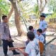 Bhabinkamtibmas Pulau Mattiro Uleng Sampaikan Pesan Kamtibmas kepada Pelajar  PANGKEP — Dalam upaya menjaga situasi keamanan dan ketertiban masyarakat (Kamtibmas) sekaligus mencegah kenakalan remaja, Bhabinkamtibmas Polsek Liukang Tupabbiring, Subsektor Liukang Tupabbiring Utara, Aiptu Bachtiar melaksanakan kegiatan sambang kepada para pelajar di Pulau Kulambing, Desa Mattiro Uleng, Kecamatan Liukang Tupabbiring Utara, Kabupaten Pangkep, Kamis (24/9/2026) sekitar pukul 11.00 WITA.  Dalam kegiatan tersebut, Aiptu Bachtiar berdialog dengan para siswa sekaligus menyampaikan sejumlah pesan Kamtibmas. Para pelajar diimbau untuk senantiasa menjaga ketertiban dan keamanan, menghindari pergaulan yang dapat mengarah pada kenakalan remaja, serta bijak dalam menggunakan media sosial.  Selain itu, para siswa juga diajak untuk lebih fokus dalam belajar, menghormati guru dan orang tua, serta mampu menjadi generasi muda yang memberikan contoh positif bagi lingkungan sekitar.  Kegiatan sambang tersebut merupakan salah satu bentuk kehadiran Bhabinkamtibmas di tengah masyarakat, khususnya dalam membangun komunikasi dengan kalangan pelajar dan memberikan edukasi sejak dini terkait pentingnya menjaga keamanan serta menjauhi perilaku negatif.  Selama kegiatan berlangsung, situasi di wilayah Pulau Kulambing berjalan aman, tertib, dan kondusif.