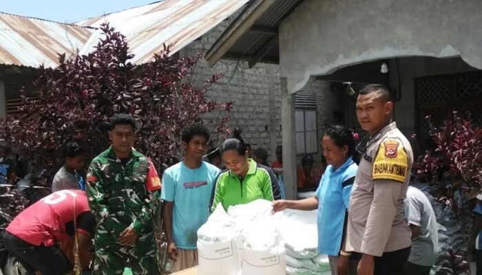 Polsubsektor Palue Kawal Penyaluran 15 Ton Beras Bantuan Pangan di Desa Ladolaka dan Nitunglea