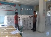 Bhabinkamtibmas Samalewa Pastikan Beras Bantuan Pemerintah Tersimpan Aman