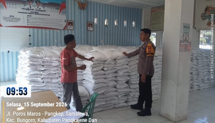 Bhabinkamtibmas Samalewa Pastikan Beras Bantuan Pemerintah Tersimpan Aman