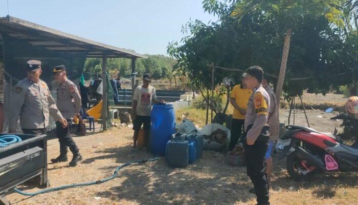 Polsek Mandalle Salurkan Air Bersih kepada Warga Terdampak Kemarau