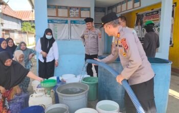 Kapolsek Bungoro AKP Syaifuddin Turun Langsung Antar Air Bersih ke Kampung Majannang, Warga Antusias Sambut