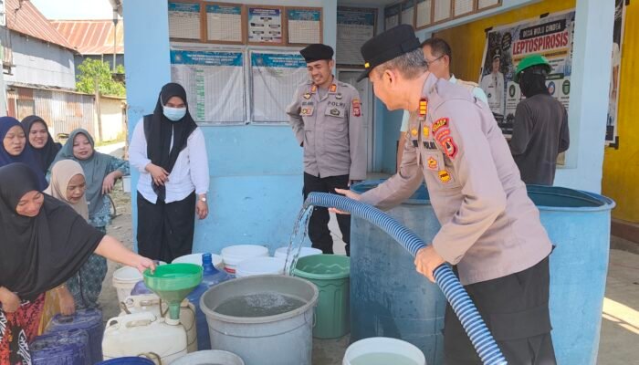 Kapolsek Bungoro AKP Syaifuddin Turun Langsung Antar Air Bersih ke Kampung Majannang, Warga Antusias Sambut