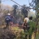 Personel Polsek Labakkang Bersama Damkar Padamkan Kebakaran Lahan di Desa Pattallassang