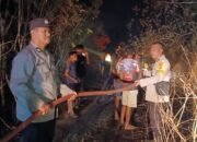 Personel Polsek Balocci Gerak Cepat Tangani Kebakaran Lahan 12 Hektare di Peokang