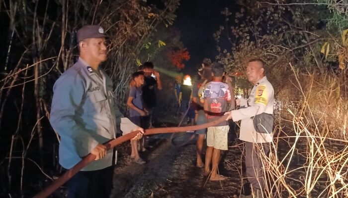 Personel Polsek Balocci Gerak Cepat Tangani Kebakaran Lahan 12 Hektare di Peokang