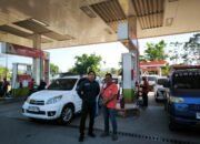 Antrean Panjang hingga Jalan Poros Makassar-Parepare, Personel Polsek Bungoro Amankan SPBU 74.906.23