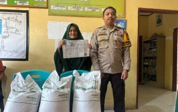 770 Warga Desa Tamangapa Kebagian Beras Bantuan Pangan, Bhabinkamtibmas Polsek Ma’rang Turun Kawal Penyaluran