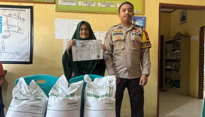770 Warga Desa Tamangapa Kebagian Beras Bantuan Pangan, Bhabinkamtibmas Polsek Ma’rang Turun Kawal Penyaluran