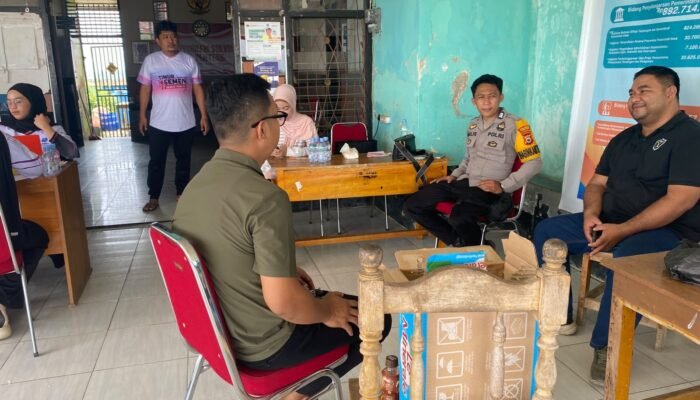 Antisipasi Kebakaran Musim Kemarau, Bhabinkamtibmas Polsek Mandalle Sambangi Warga