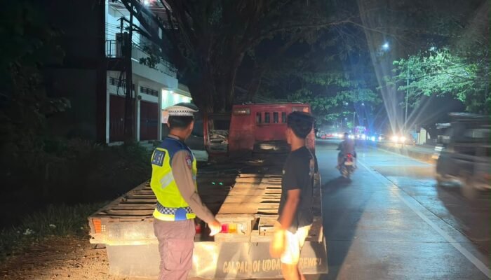 Patroli Blue Light Polsek Segeri Cegah Laka Lantas, Sopir Truk Diimbau Tak Parkir di Badan Jalan