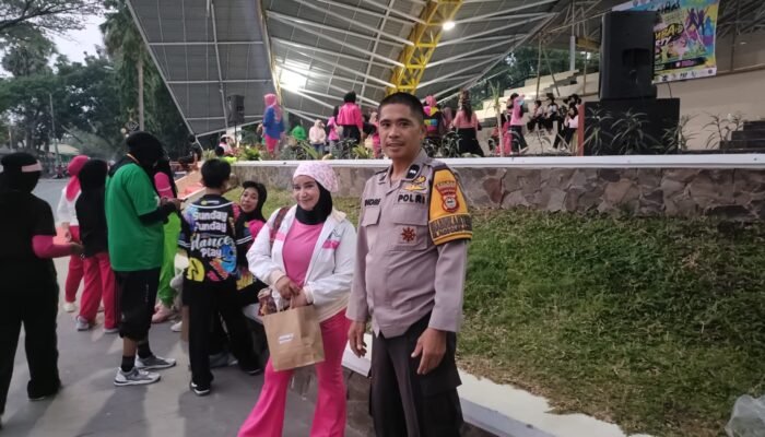 Bhabinkamtibmas Padoang-Doangan Monitoring Zumba Party di Alun-Alun Citra Mas Pangkep