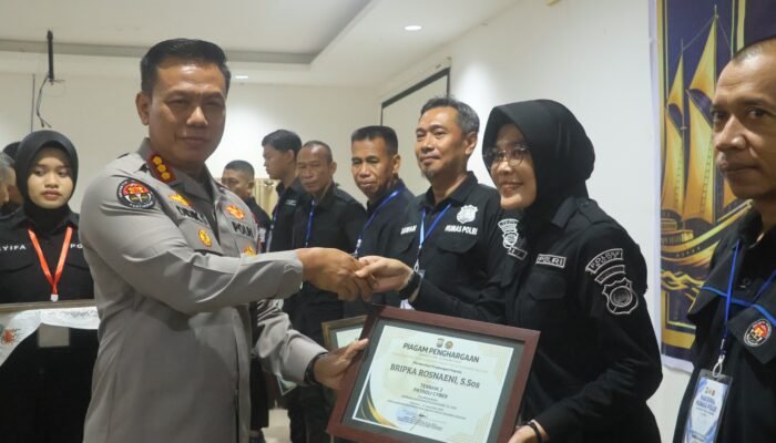 Kabid Humas Polda Sulsel Berikan Penghargaan kepada Jajaran Berprestasi dalam Rakernis T.A. 2026
