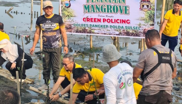 Kapolsek Bungoro Hadiri Penanaman Mangrove di Pantai Biringkassi lewat Program Green Policing