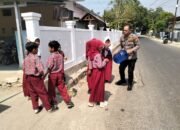 Kapolsek Minasatene Bantu Pelajar Angkut Air, Wujud Kepedulian Polri di Tengah Masyarakat