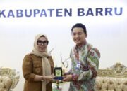 Bupati Barru Apresiasi Pinca BRI Ardiansyah, Beri Plakat Kenangan Jelang Tugas ke Bone