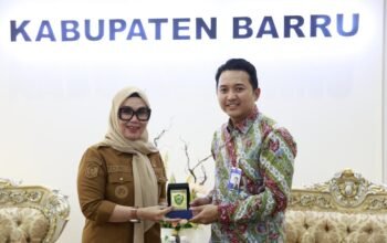 Bupati Barru Apresiasi Pinca BRI Ardiansyah, Beri Plakat Kenangan Jelang Tugas ke Bone