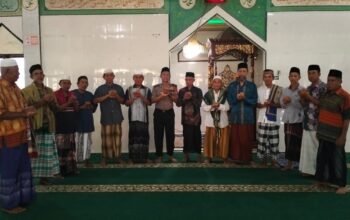 Kapolsek Ma’rang Ajak Jamaah Masjid Darul Falah Jadi Mitra Polisi Jaga Keamanan Lingkungan
