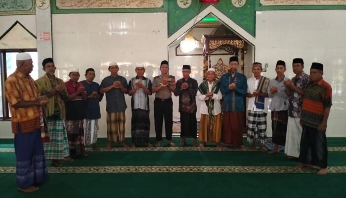 Kapolsek Ma’rang Ajak Jamaah Masjid Darul Falah Jadi Mitra Polisi Jaga Keamanan Lingkungan