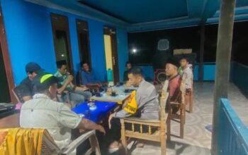 Bhabinkamtibmas Bripka Sukur Sambangi Tokoh Masyarakat, Ajak Warga Desa Mandalle Jaga Keamanan