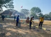 Kapolsek Mandalle Pimpin Kerja Bakti Bersama Staf Kecamatan, Perkuat Sinergi dan Kepedulian Lingkungan