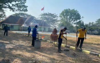 Kapolsek Mandalle Pimpin Kerja Bakti Bersama Staf Kecamatan, Perkuat Sinergi dan Kepedulian Lingkungan