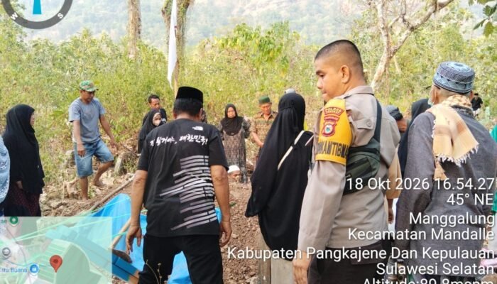Wujud Kepedulian kepada Warga, Bhabinkamtibmas Polsek Mandalle Melayat dan Kawal Pemakaman Almarhumah Rappe