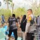 Wujud Kepedulian kepada Warga, Bhabinkamtibmas Polsek Mandalle Melayat dan Kawal Pemakaman Almarhumah Rappe