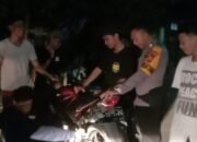 Bhabinkamtibmas Polsek Mandalle Sambangi Warga Malam Hari, Sampaikan Pesan Kamtibmas