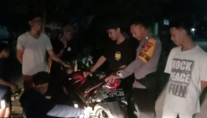 Bhabinkamtibmas Polsek Mandalle Sambangi Warga Malam Hari, Sampaikan Pesan Kamtibmas