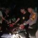 Bhabinkamtibmas Polsek Mandalle Sambangi Warga Malam Hari, Sampaikan Pesan Kamtibmas