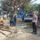 Polsek Bungoro Atur Arus Lalu Lintas Saat Pemangkasan Pohon di Jalan Poros Bungoro