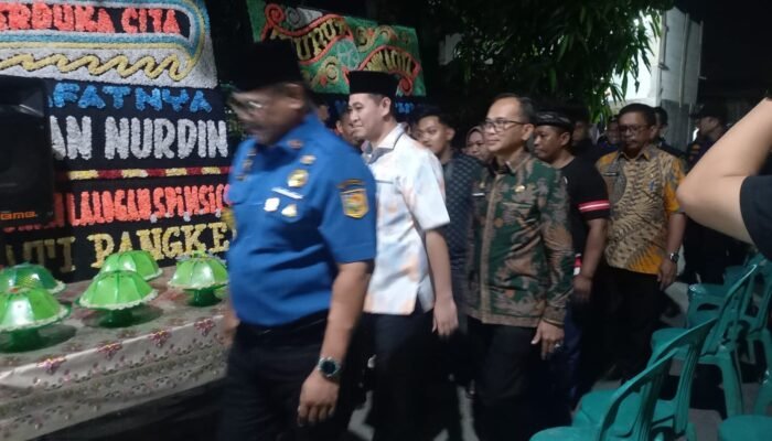 Bupati Pangkep Serahkan Santunan kepada Ahli Waris Personel Damkar yang Meninggal Saat Bertugas