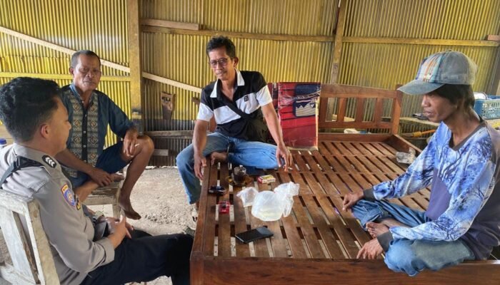 Bhabinkamtibmas Polsek Mandalle Sambangi Warga, Sampaikan Imbauan Kamtibmas dan Waspada Kebakaran
