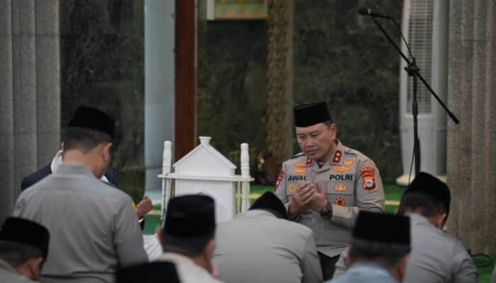 Kapolda Sulsel Bersama PJU Gelar Shalat Subuh Berjamaah di Sejumlah Masjid di Kota Makassar