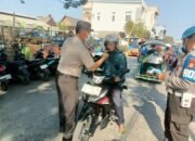 Peduli Kesehatan Warga, Waka Polsek Segeri Pimpin Pembagian Masker Antisipasi Kabut Asap Karhutla