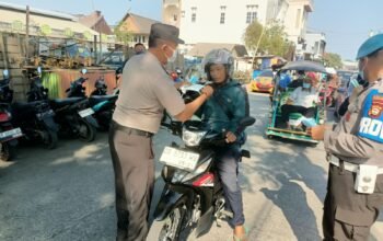 Peduli Kesehatan Warga, Waka Polsek Segeri Pimpin Pembagian Masker Antisipasi Kabut Asap Karhutla