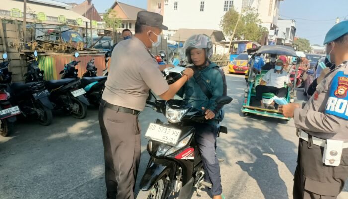 Peduli Kesehatan Warga, Waka Polsek Segeri Pimpin Pembagian Masker Antisipasi Kabut Asap Karhutla