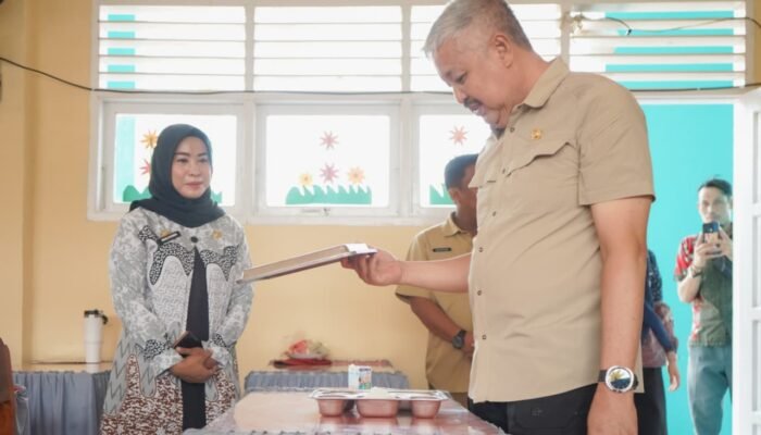 Tinjau SDN 24 dan SMPN 1 Bupati Irwan Tegaskan Pentingnya Kenyamanan Belajar